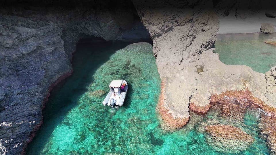 Ruta en barco por cabo de Cabo de Gata desde Agua Amarga