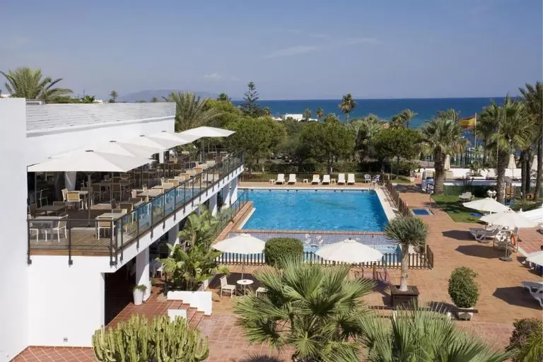 Parador de Mojácar hotel frente al mar piscina