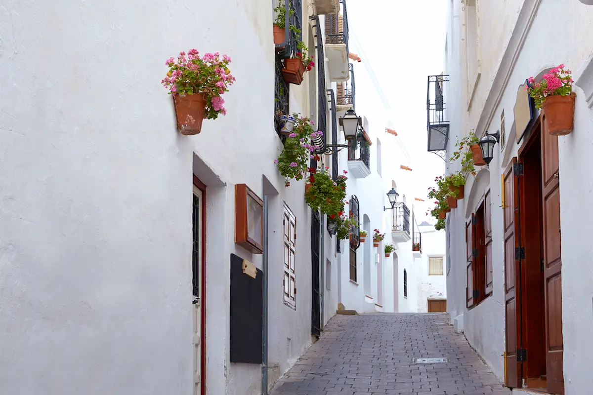 Barrio del Arrabal Mojácar Pueblo calles flores Indalo antiguo barrio judío