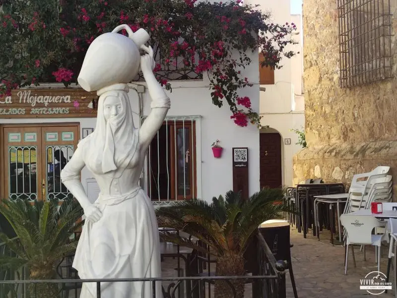 Estatua La Mojaquera Mojácar Pueblo mármol cántaro cabeza traje tradicional