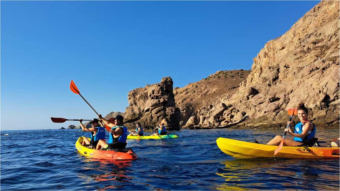 Kayak en Los Escullos, formaciones volcánicas Cabo de Gata