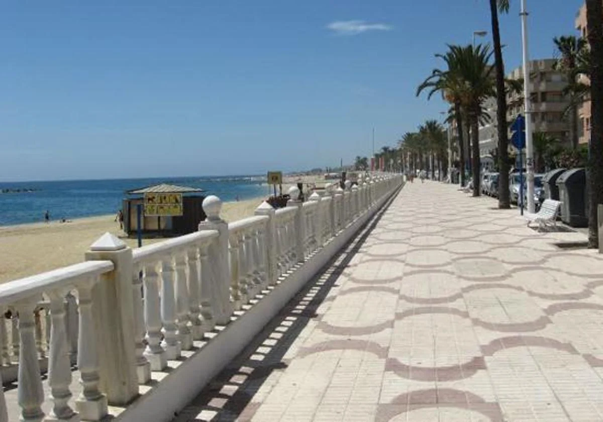 Paseo del Malecón de Garrucha — barandilla de mármol de Macael y palmeras
