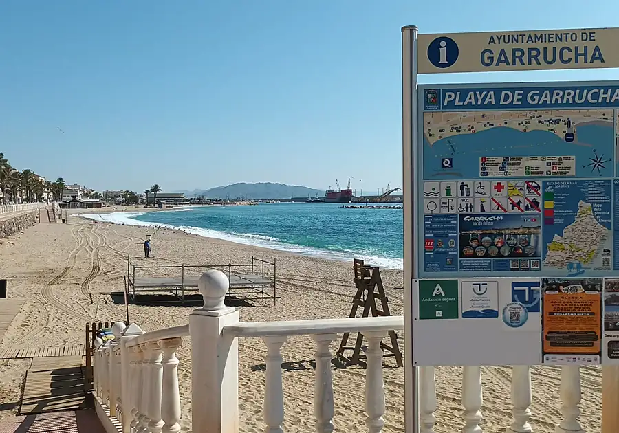Playa del Pósito de Garrucha junto al puerto pesquero