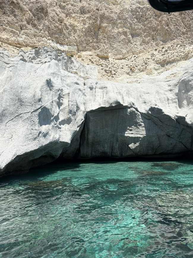 Cuevas marinas formaciones volcánicas Cabo de Gata acantilados