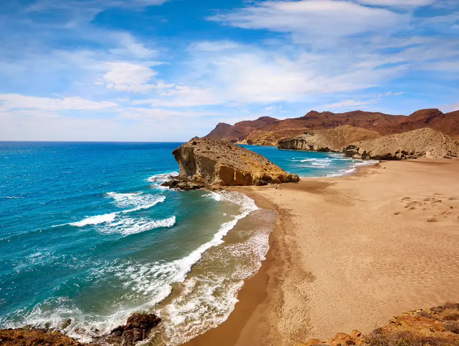 Playa de Mónsul con formaciones volcánicas en el Parque Natural Cabo de Gata