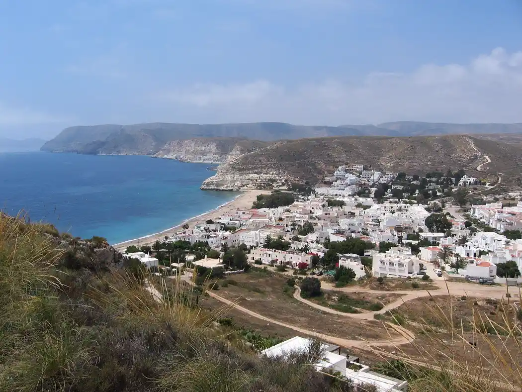 Agua Amarga y su playa vistas desde el cerro