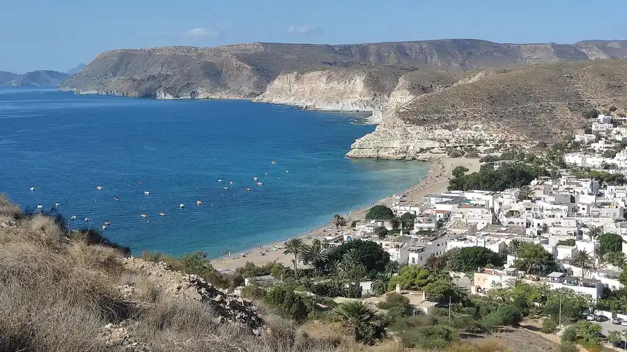 Agua Amarga y su bahía vistas desde las lomas