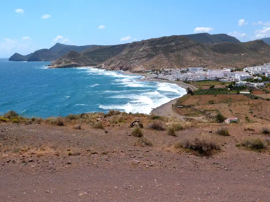 Costa de Agua Amarga vista desde un mirador del Parque Natural