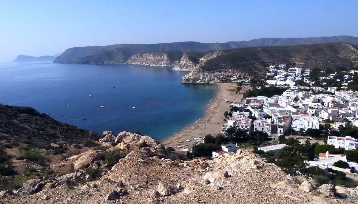 Vista general de Agua Amarga: el pueblo blanco, la playa y la bahía entre cerros volcánicos