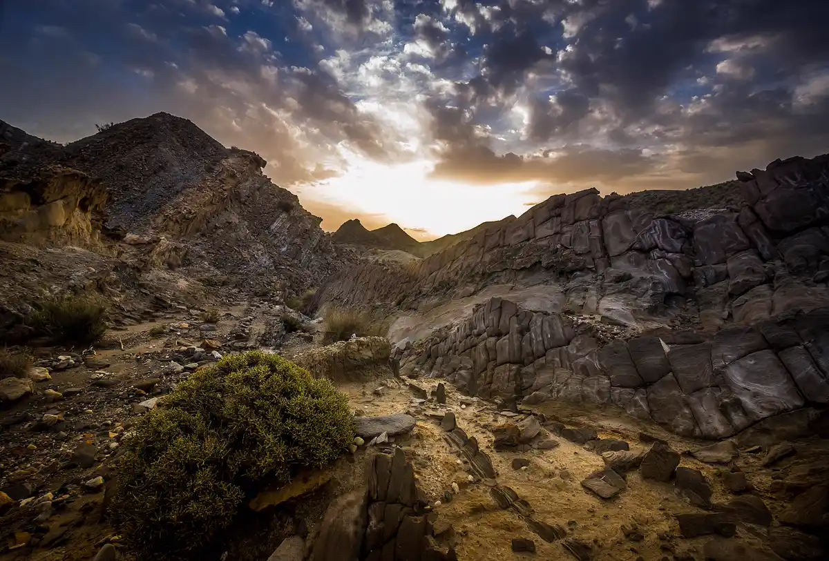 Amanecer sobre las cárcavas del desierto de Tabernas
