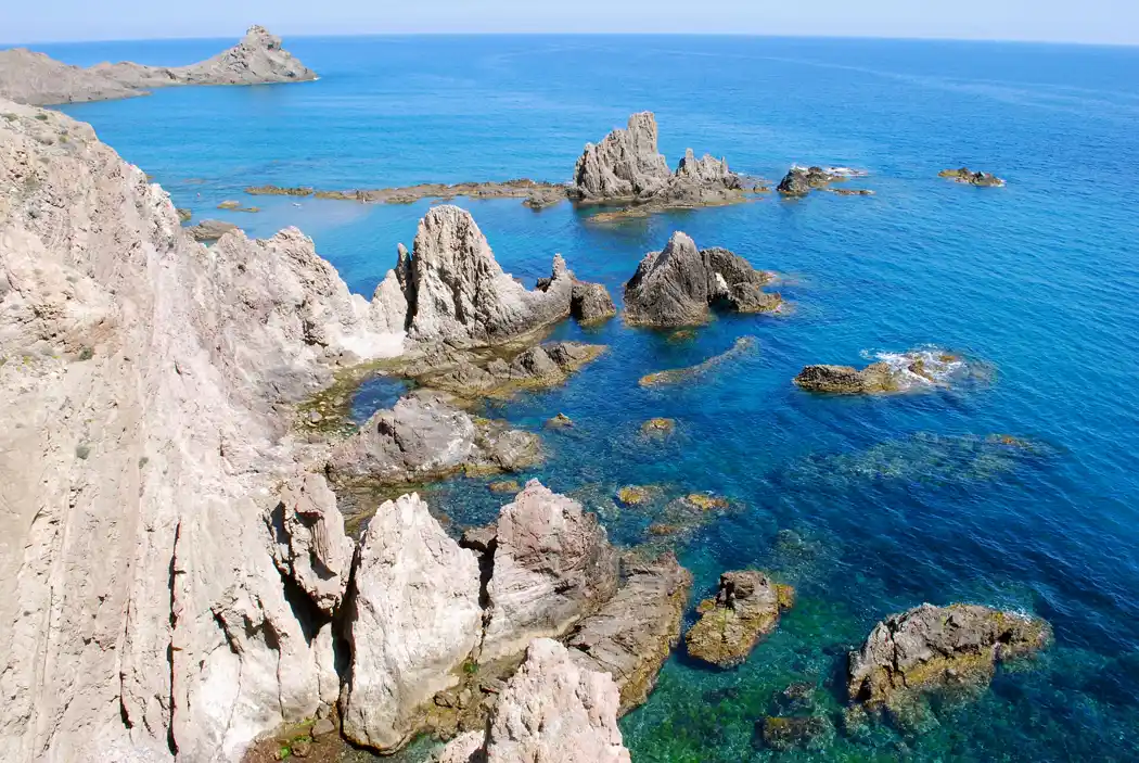 Las chimeneas volcánicas del Arrecife de las Sirenas, al pie del faro de Cabo de Gata