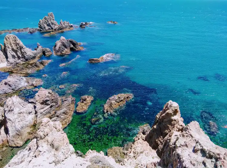 Las rocas volcánicas del Arrecife de las Sirenas en el mar
