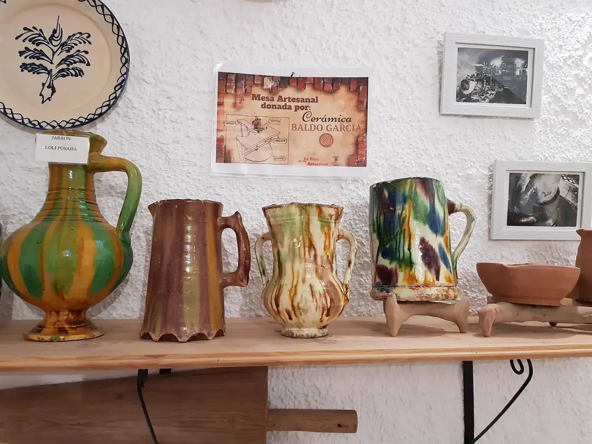 Cerámica tradicional de Níjar expuesta en la Casa de los Artesanos