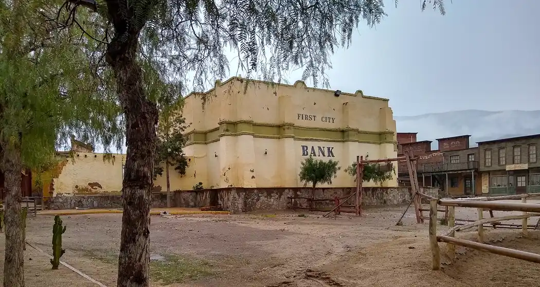 El banco del poblado del Oeste en Oasys MiniHollywood