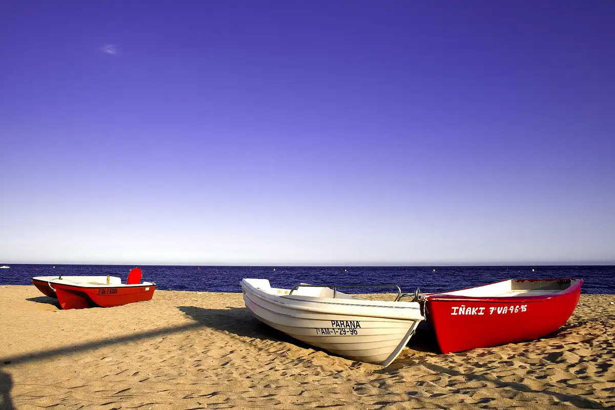 Barcas varadas en la arena de la playa de Agua Amarga