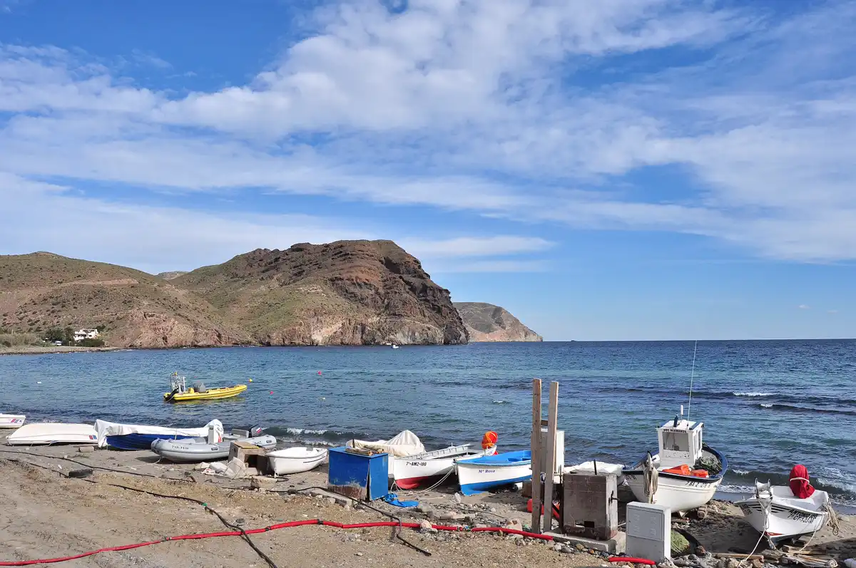 Barcas varadas en la playa de Las Negras
