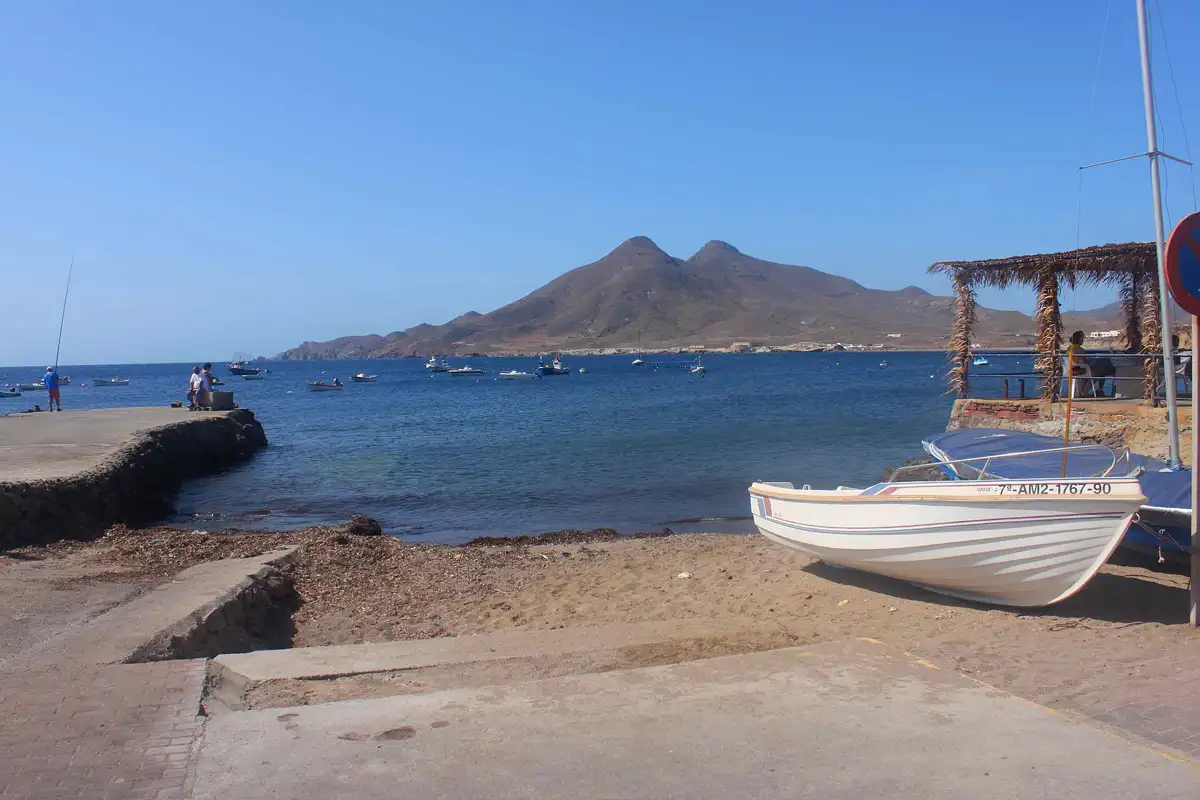 Barcas de pesca en el fondeadero de La Isleta del Moro
