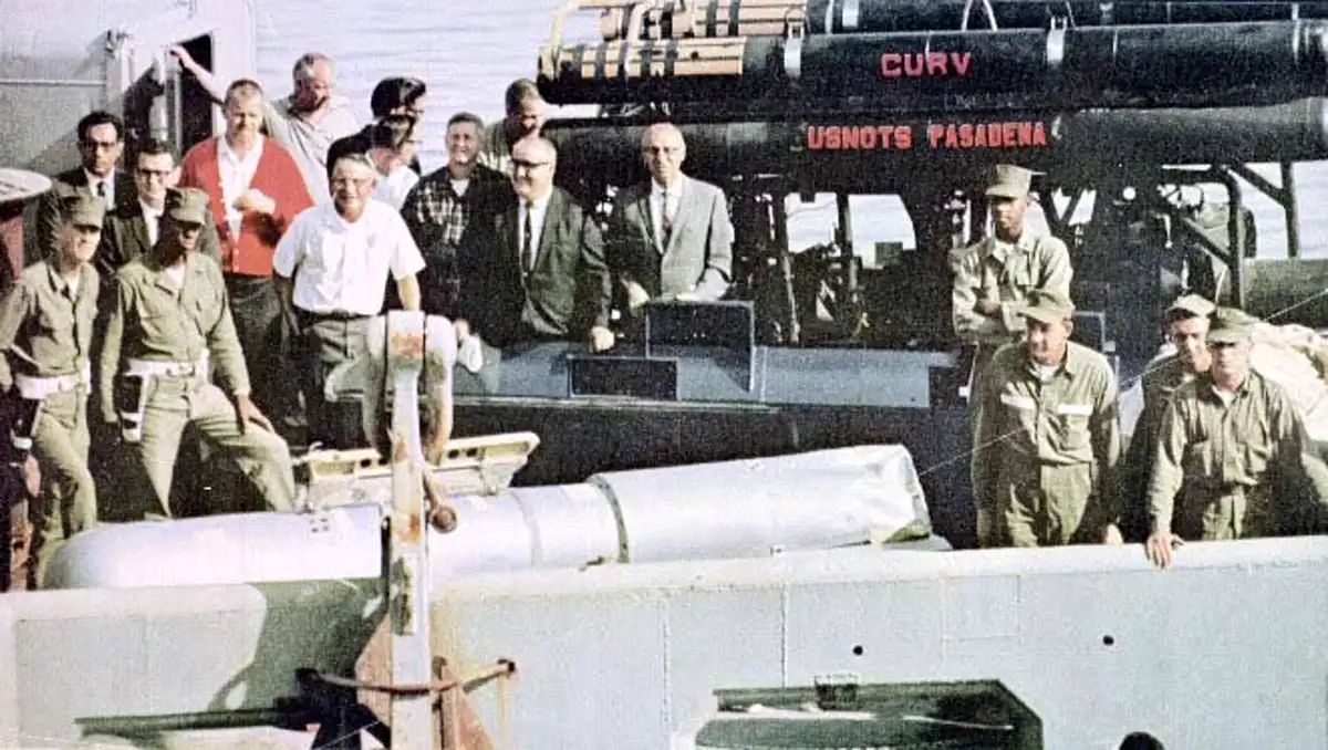 La bomba recuperada en el mar frente a Palomares en abril de 1966