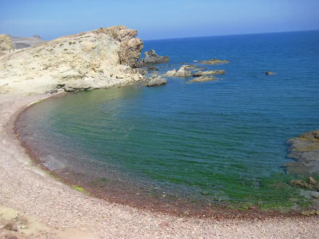Cala Carbón, cala de canto y grava con agua transparente en Cabo de Gata