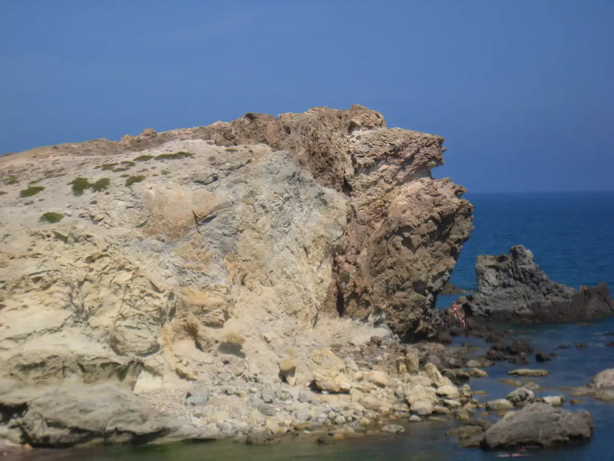 Orilla de canto y grava de Cala Carbón, en Cabo de Gata