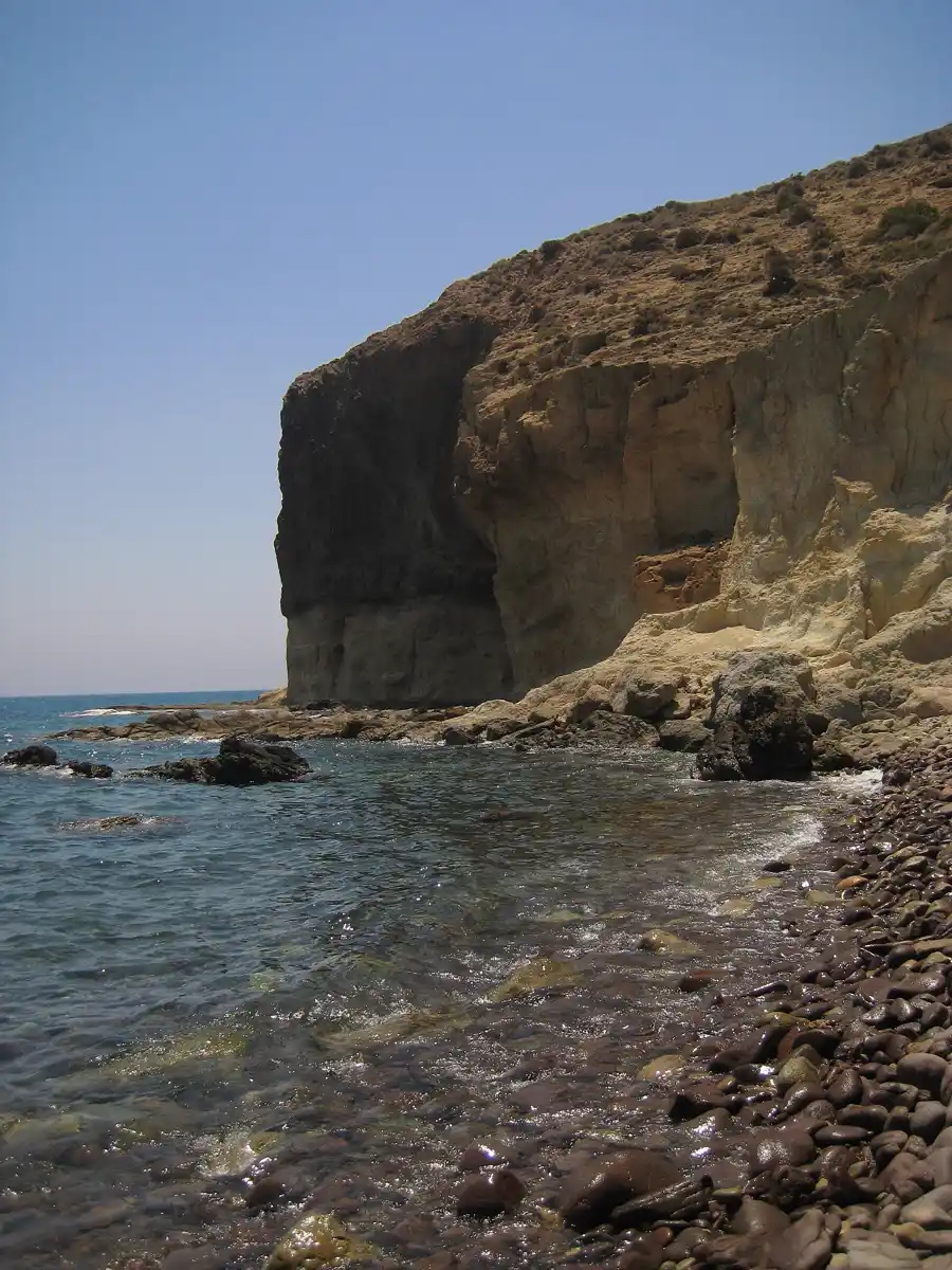 Vista de Cala Carbón con las sierras volcánicas detrás