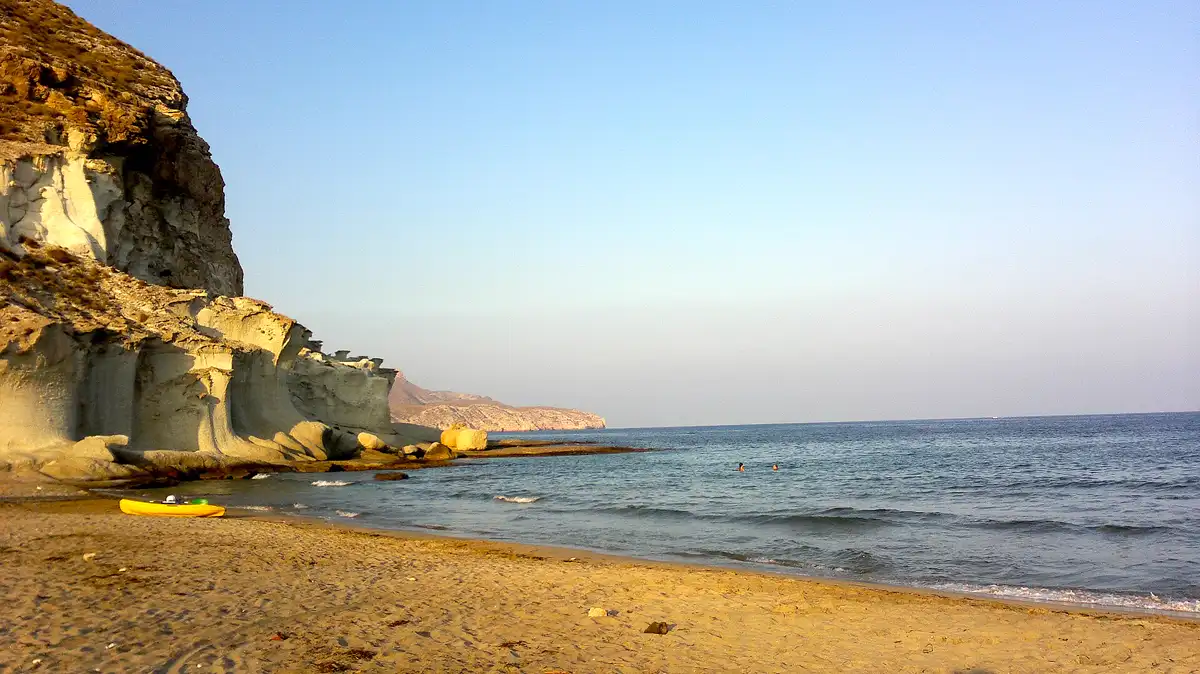 Cala de Enmedio al atardecer, con las rocas blancas y el mar en calma, en Agua Amarga (Cabo de Gata)
