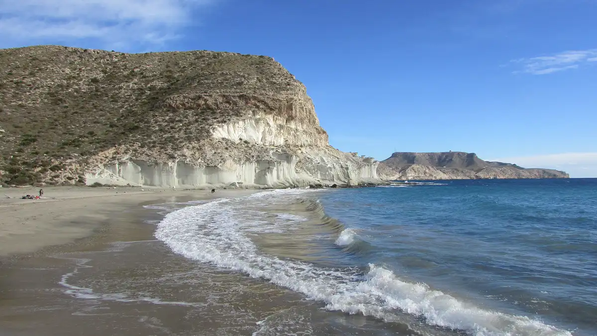 Orilla de la Cala de Enmedio con el acantilado blanco al fondo