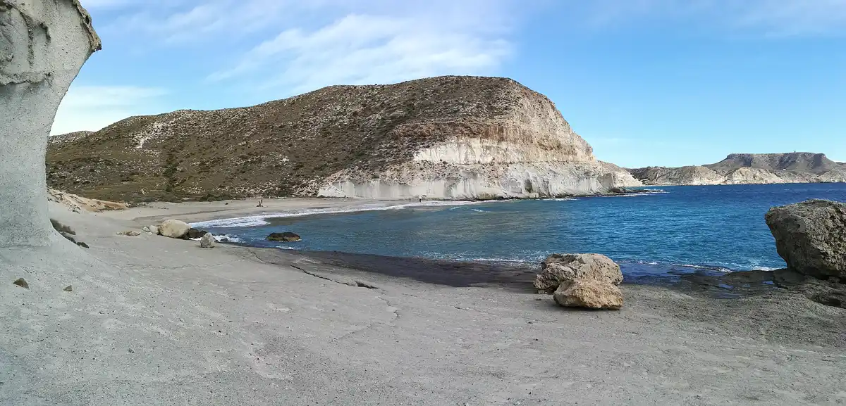 Rocas blancas modeladas por el viento en la Cala de Enmedio