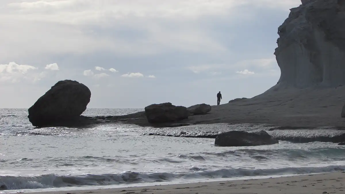 Grandes rocas en la orilla de la Cala de Enmedio