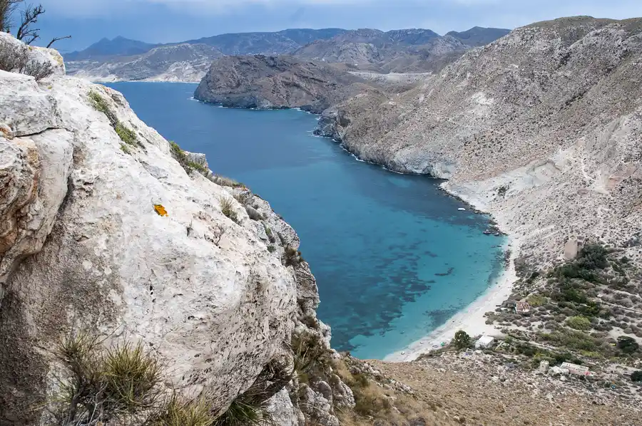 La Cala de San Pedro vista desde las rocas, con el agua turquesa y los acantilados de Cabo de Gata