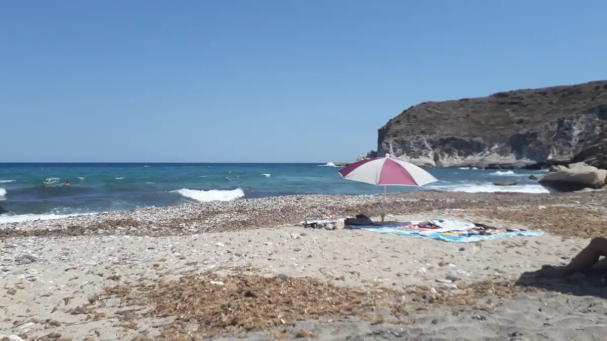 Cala del Plomo vista desde la ladera, con el mar al fondo