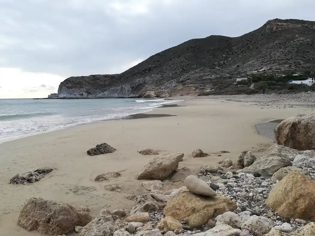 Playa de la Cala del Plomo entre cerros, en el Parque Natural Cabo de Gata-Níjar