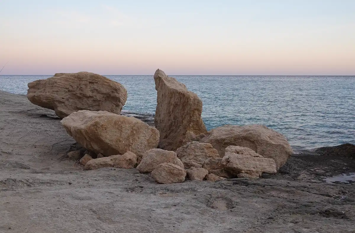 Rocas y agua clara en la Cala del Plomo