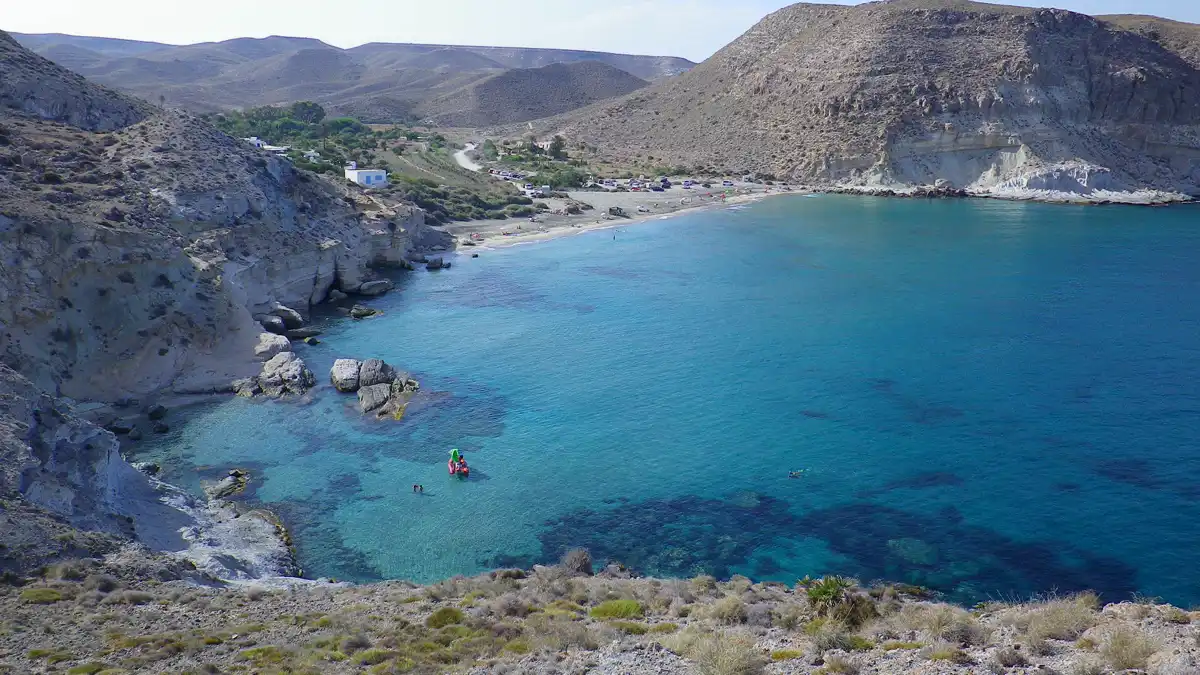 Vista general de la Cala del Plomo entre cerros volcánicos