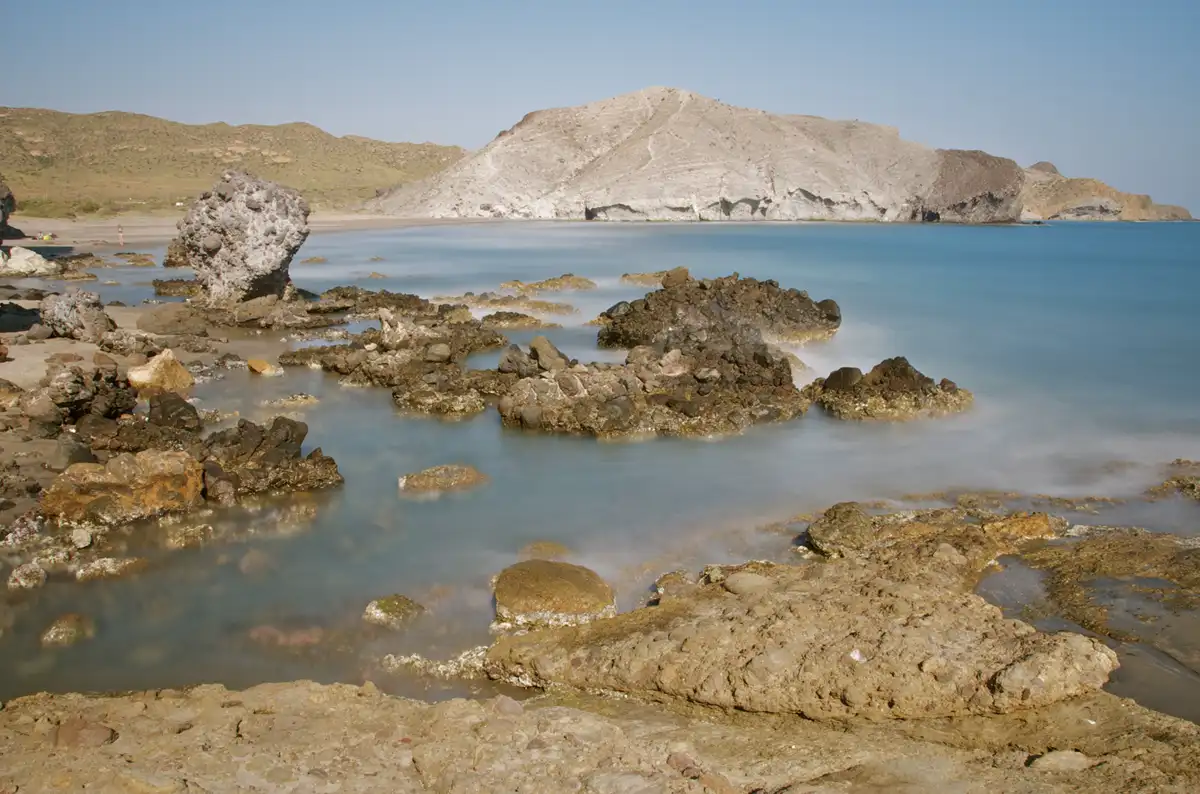Rocas volcánicas en la Cala de la Media Luna, junto a Mónsul