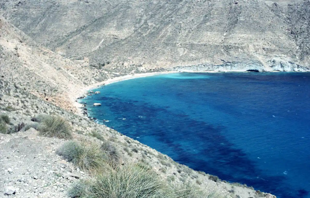 La ensenada de San Pedro desde el sendero que baja a la cala
