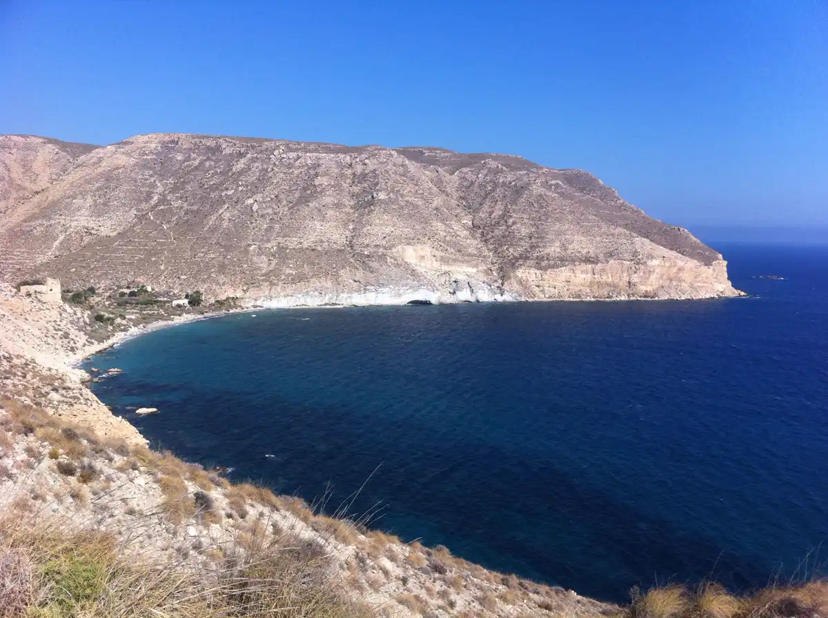 La Cala de San Pedro en otoño, con el agua azul intenso