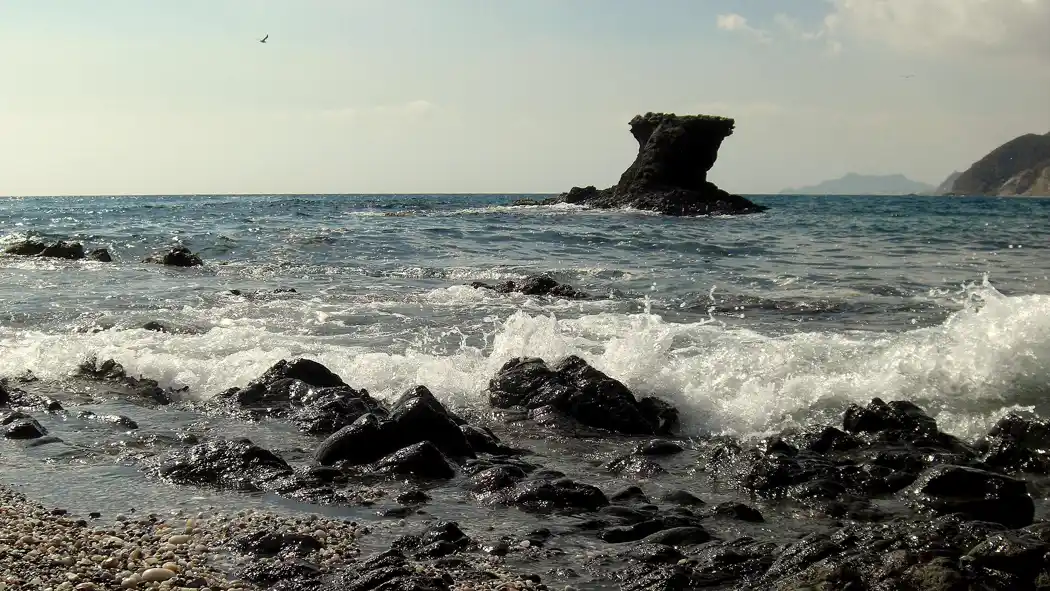 Orilla de la Cala del Sombrerico en Mojácar