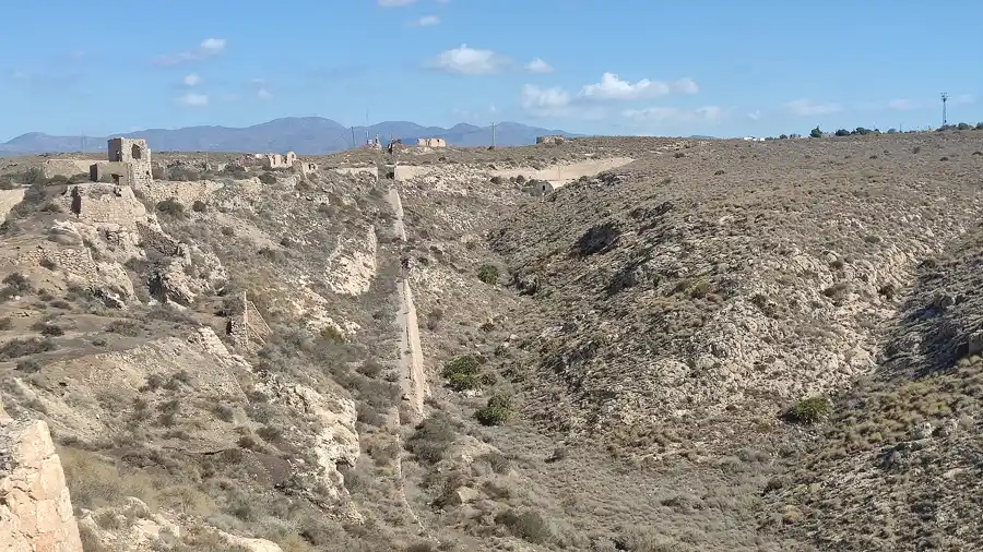 Restos del antiguo cargadero de mineral de Agua Amarga