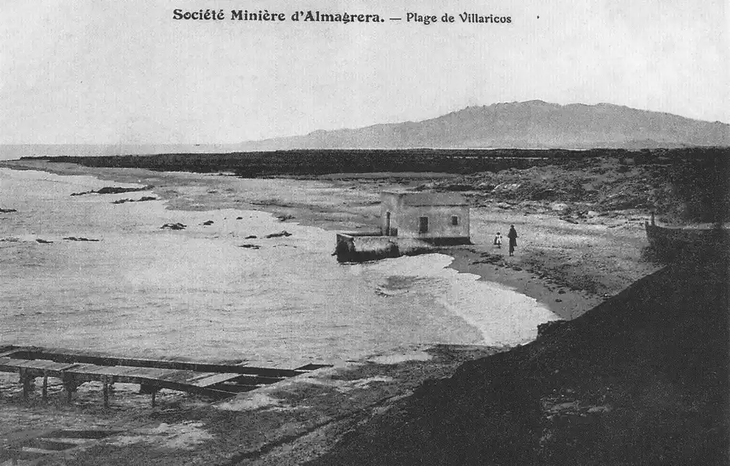 Caseta de baño de Luis Siret en la playa de Villaricos hacia 1910