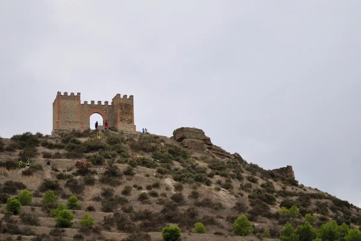 El castillo de Tabernas sobre su cerro, con el pueblo a los pies