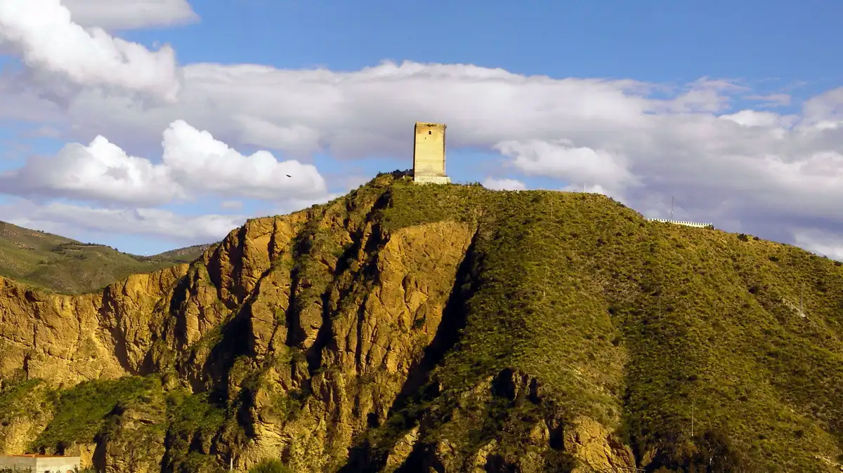 Castillo nazarí de Huércal-Overa sobre su cerro