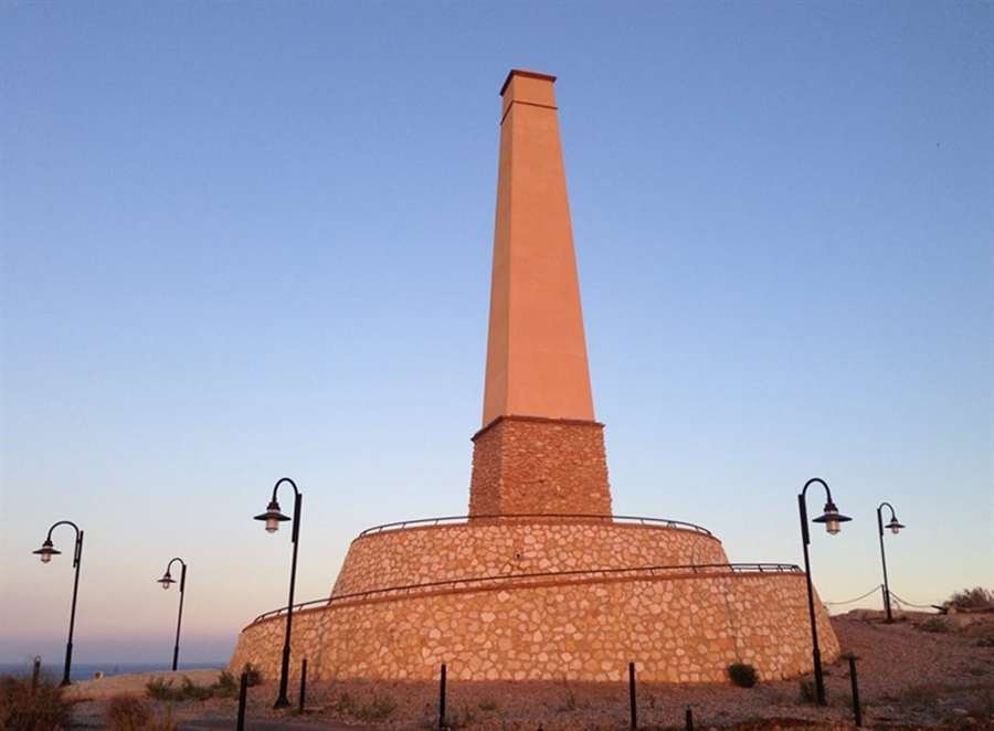 La Chimenea de Garrucha monumento industrial siglo XIX Fundición San Ramón