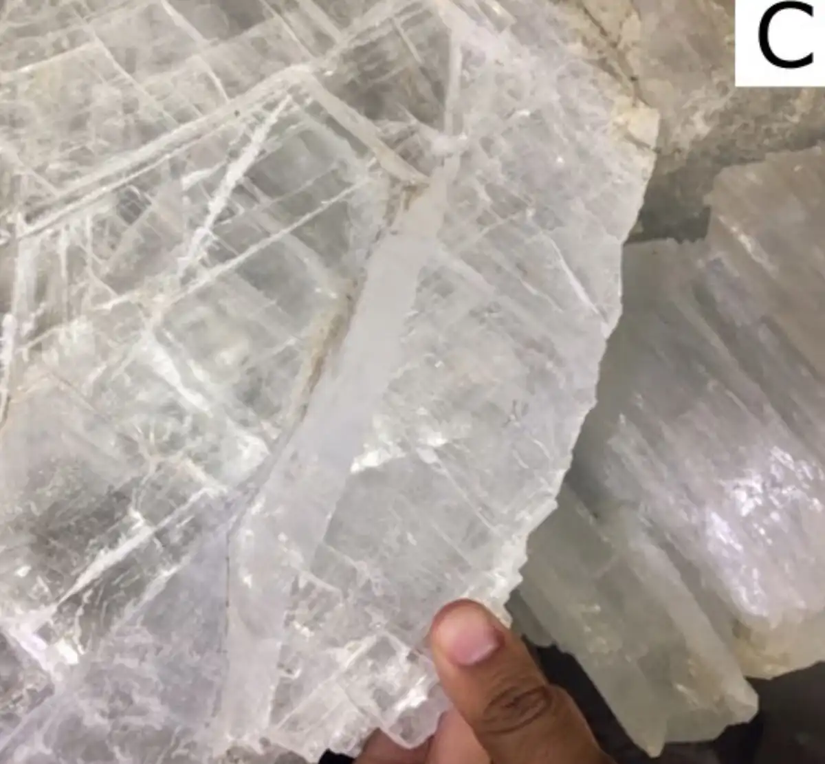 Cristales de selenita de la Geoda de Pulpí en detalle