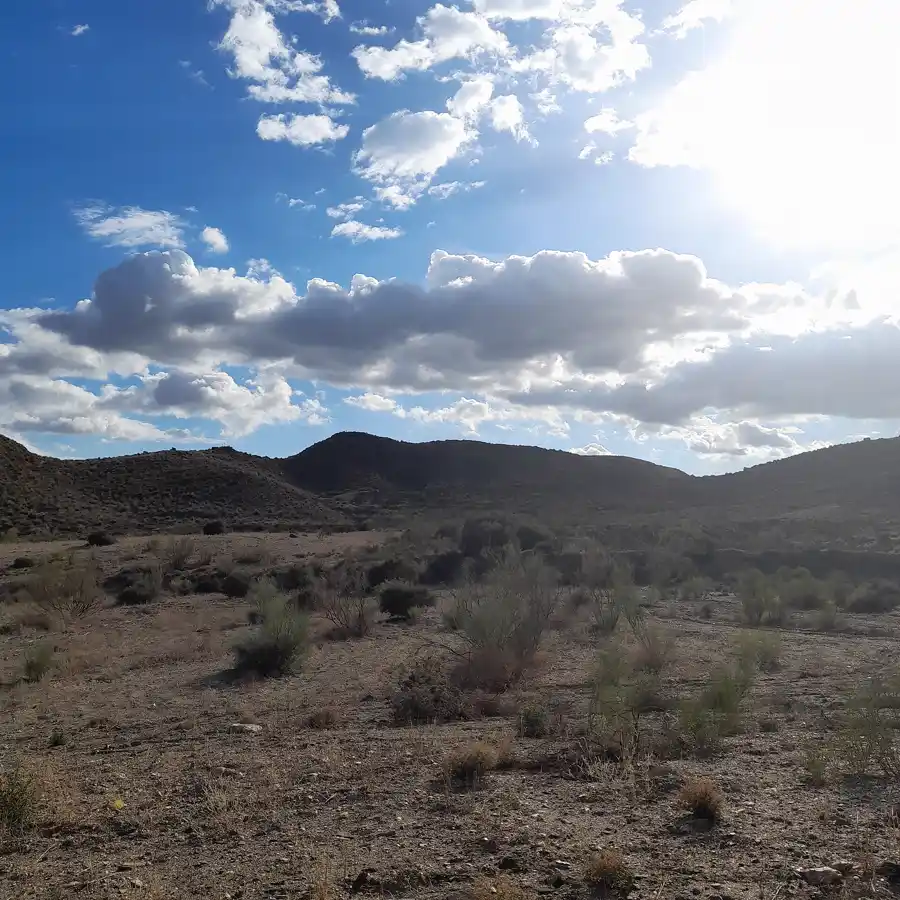 Panorámica del desierto de Tabernas con sus cárcavas de arcilla y sierras al fondo