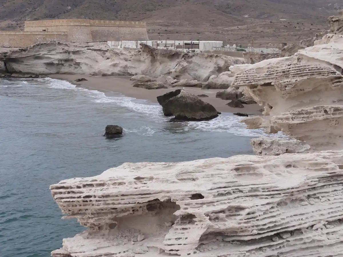 La duna fósil de Los Escullos con el castillo de San Felipe al fondo
