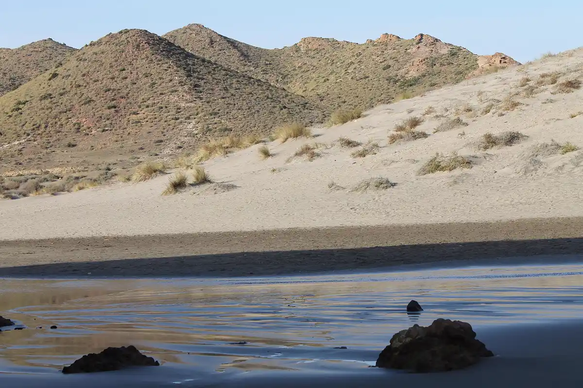 La duna rampante de Mónsul, que sube por la ladera del cerro