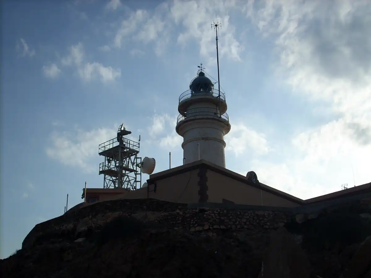 El faro de Cabo de Gata sobre los acantilados volcánicos
