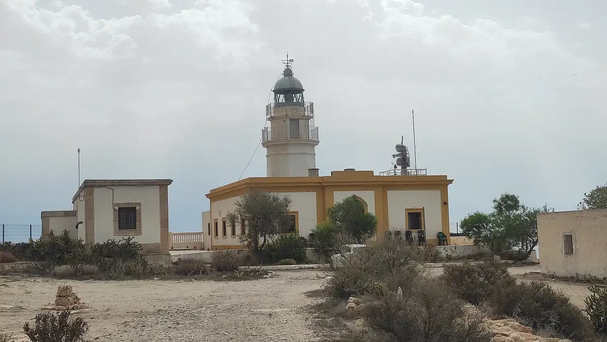 Faro de Mesa Roldán en lo alto del domo volcánico, Carboneras