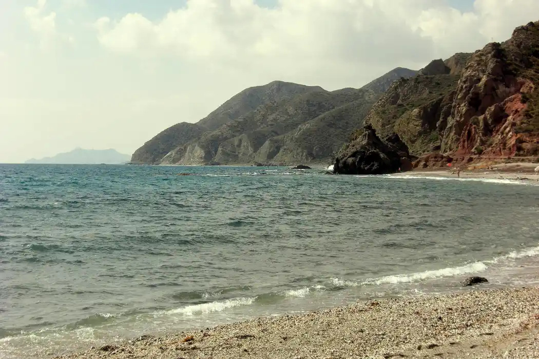 Cala del Sombrerico, al sur de Mojácar, con roca volcánica y arena gris